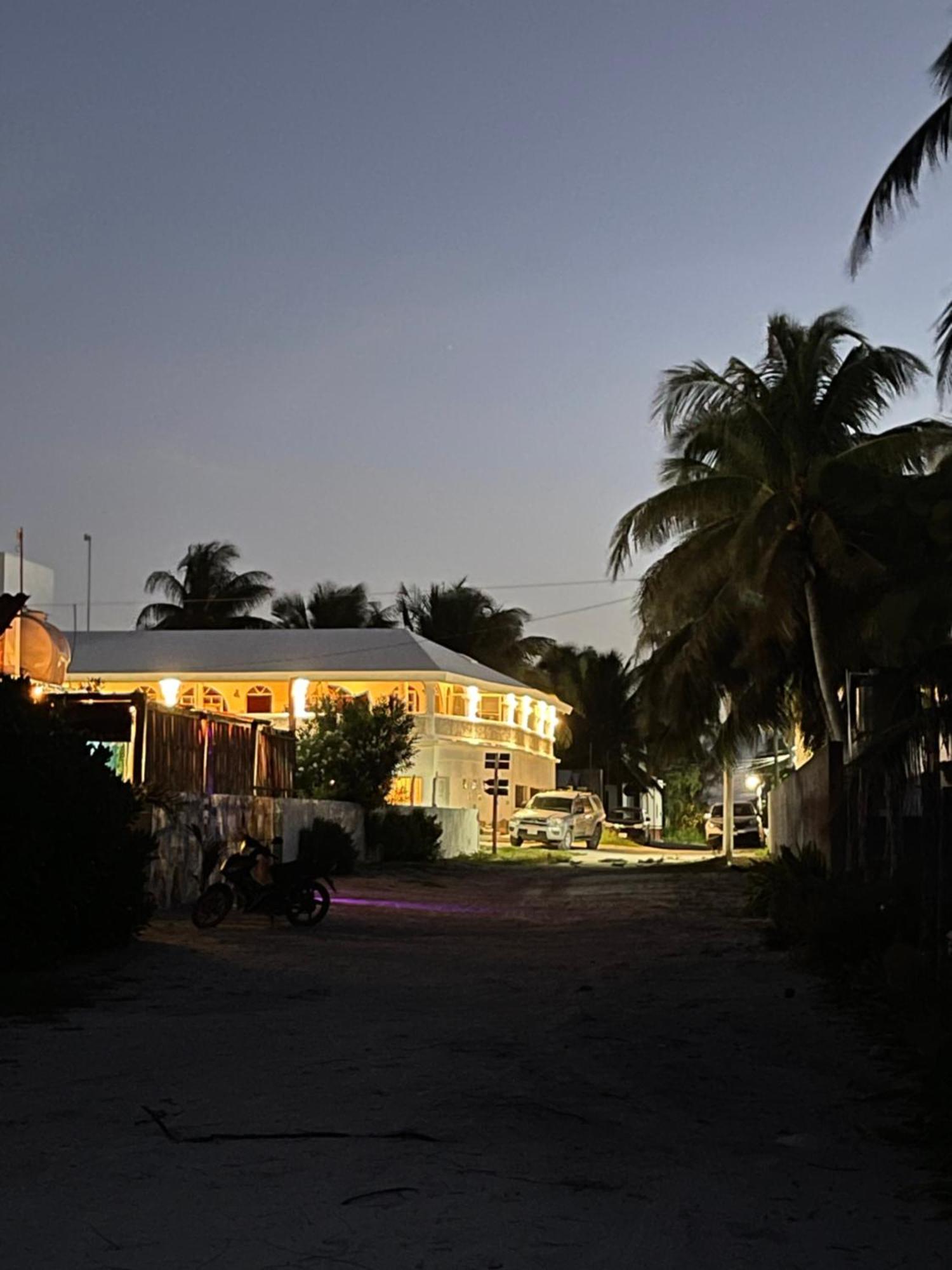Casa Gajah Hotel Cuyo Exterior photo